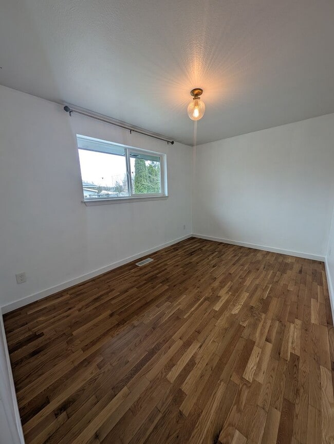 Building Photo - Refreshed 3 Bedroom in Tacoma - HUGE Fenced Yard & Outdoor Space. Available Now!