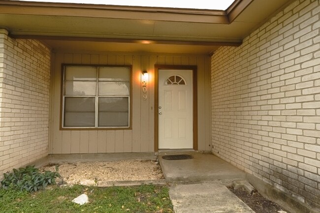 Building Photo - 209 Royal Dr