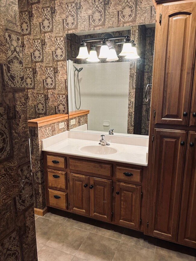 Building Photo - Gorgeous Home Located on Rivercut Golf Cou...