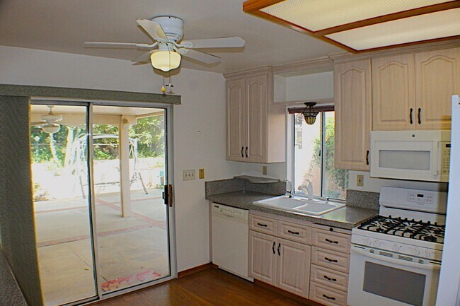 Building Photo - Beautiful Sun Lakes Country Club Home – 55+ Gated Community