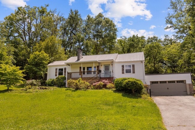 Building Photo - Beautifully Renovated 3 Bedroom 2.5 Bath H...