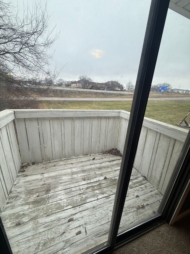 Building Photo - Spacious 3-bedroom, 1.5-bath townhome available