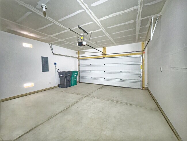 Building Photo - Newer Home in Mountain Hawk