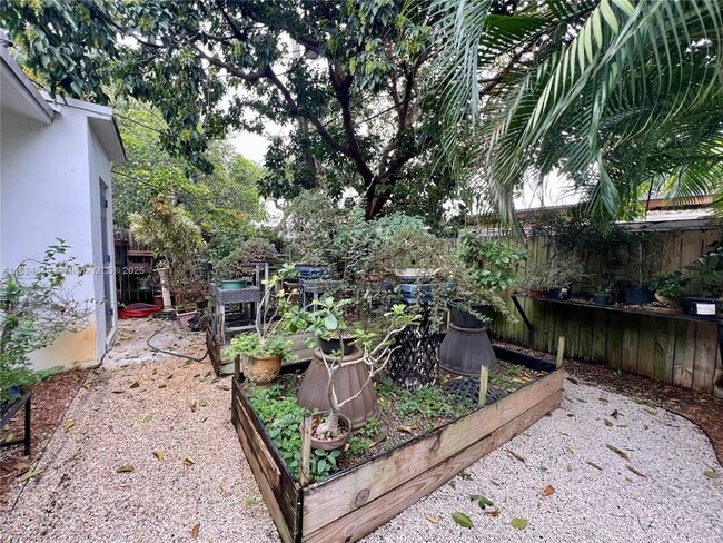Building Photo - 590 NW 40th Ct