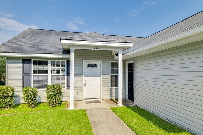 Building Photo - Move-In Ready 3-Bedroom Home with Fenced Backyard in Guyton!
