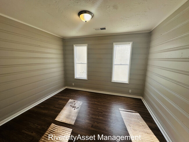 Building Photo - 1911 The Oaks Ave