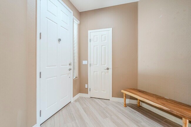 Building Photo - 2407 W Fawn Dr