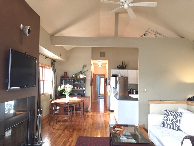 Building Photo - 1752 W Superior St