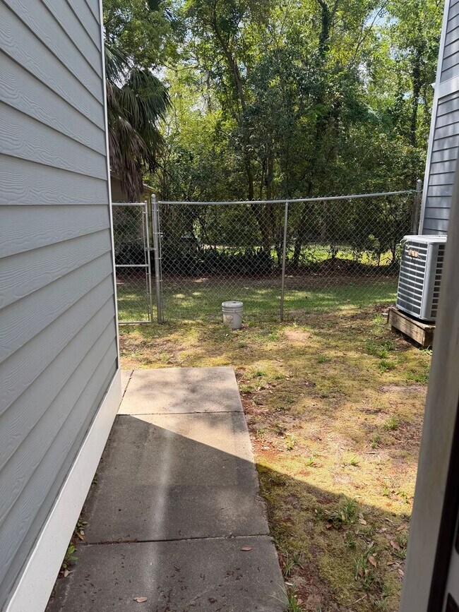 Building Photo - 1/1 APARTMENT BY DOAK CAMPBELL WITH SMALL YARD