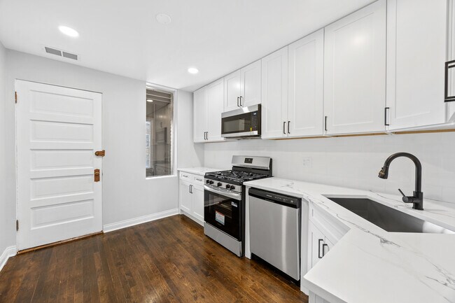 Building Photo - 915 W Newport Ave