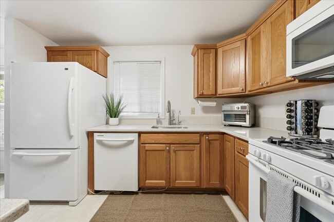 Building Photo - 5330 SW Mayfair Ct