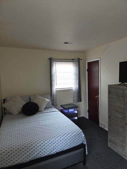 Building Photo - 213 E 9th Ave