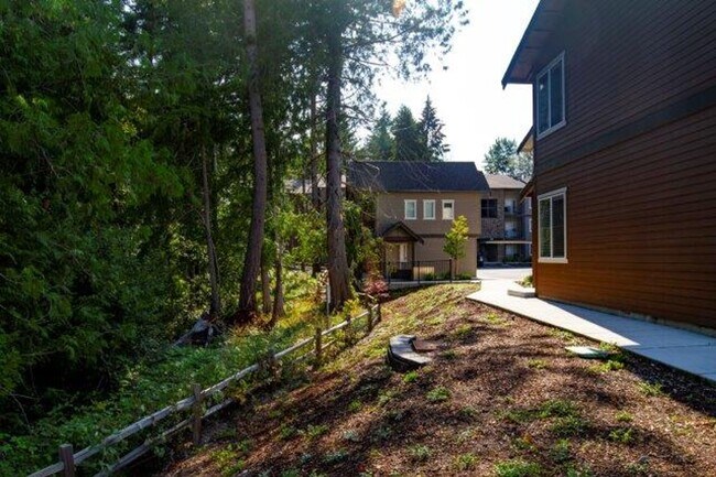 Building Photo - 1 bedroom Townhome with attached garage