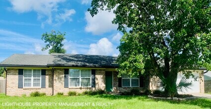 Building Photo - Spacious 4-Bedroom, 2-Bath with Fenced Yar...