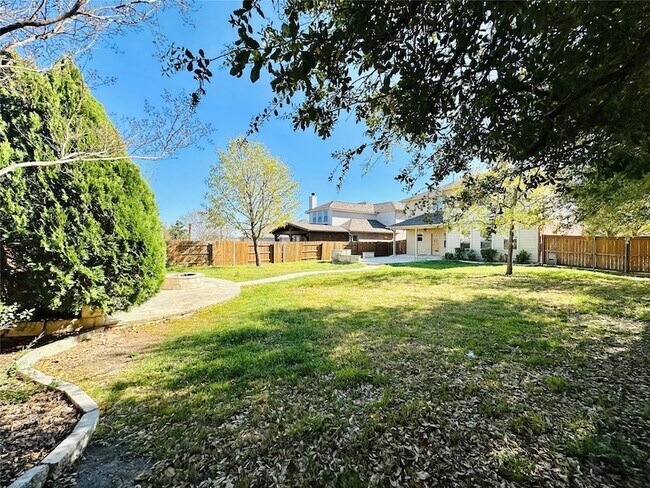 Building Photo - 2800 Canyon Valley Run