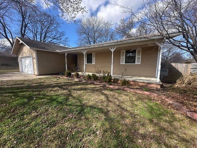 Building Photo - For lease: 3 Bed, 2 Bath Home in Northeast Joplin, MO - $1650.00/Mo| Indoor Storm Shelter/Fenced ...