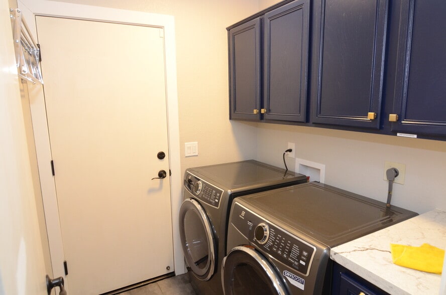 Building Photo - 1671 E Redfield Rd