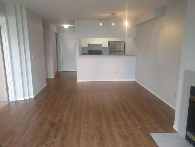 Building Photo - 2 Bedroom, 2 Bath i920sq ft with Private P...