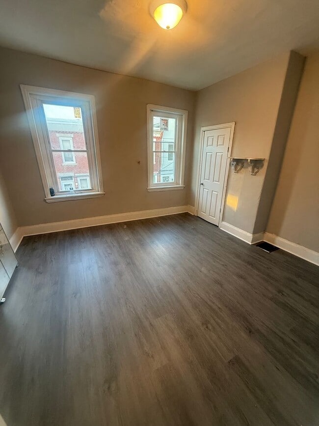 Building Photo - 2BR/1BA Apartment – Ideal for Families or Roommates