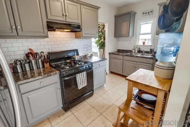 Building Photo - 3891 Superba St