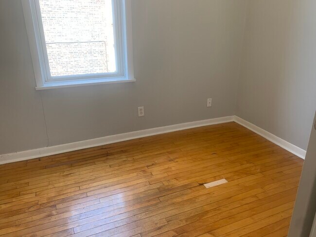 Building Photo - 1424 N Maplewood Ave