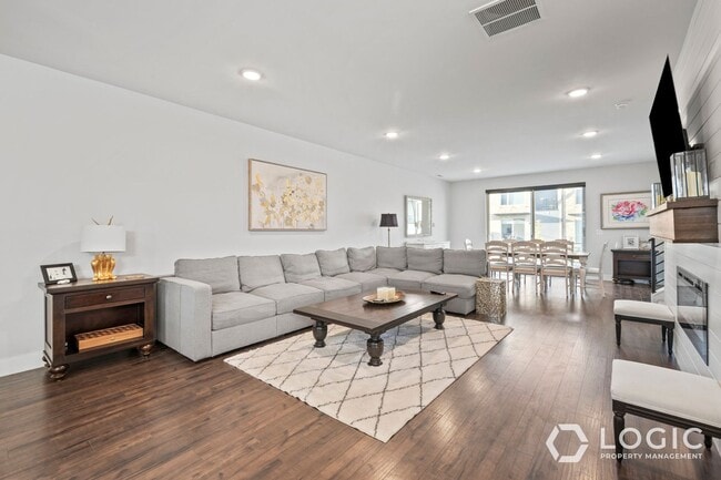 Building Photo - Beautiful Row End Townhome in Park City Utah!