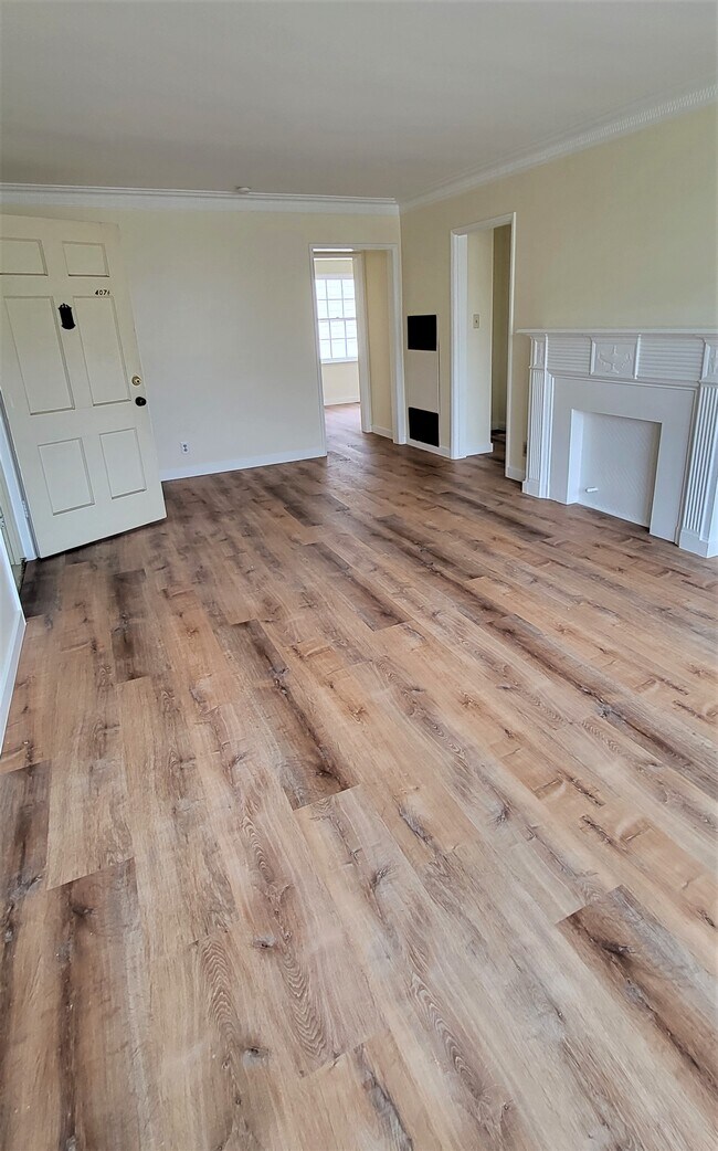 Building Photo - 407 1/2 Veteran