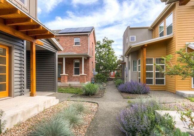 Building Photo - 1 bed 1.5 bath Stand Alone Townhome. Rent Discount - $2,750 Rent to July 31 2026. $2,995 Rent Sta...