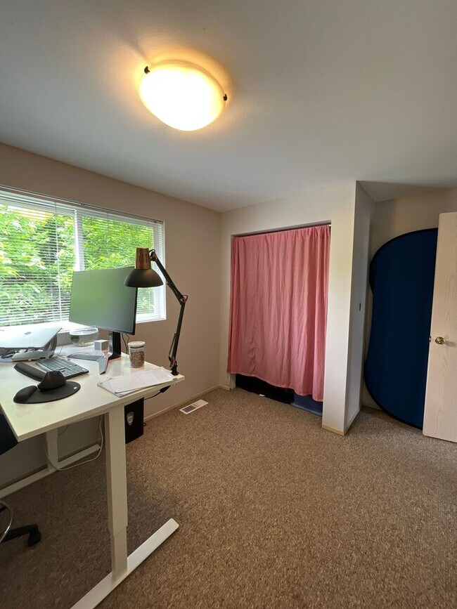 Building Photo - 3 Bedroom 2 Bath House on Cul-de-sac near Whatcom Falls Park