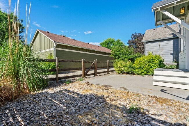 Building Photo - Beautiful 3-Bedroom, 2½-Bath Home with Ope...