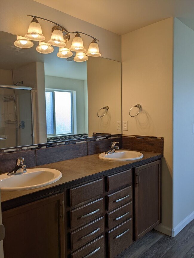 Building Photo - 62851 NE Kinley Ln