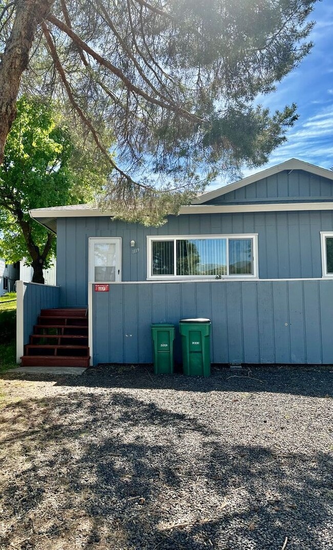 Building Photo - 2.2. miles to Sky Lakes Medical Center and Oregon Institute of Technology, 2bdrm 1 bath duplex
