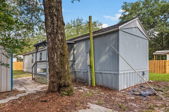 Building Photo - 700 Persimmon St