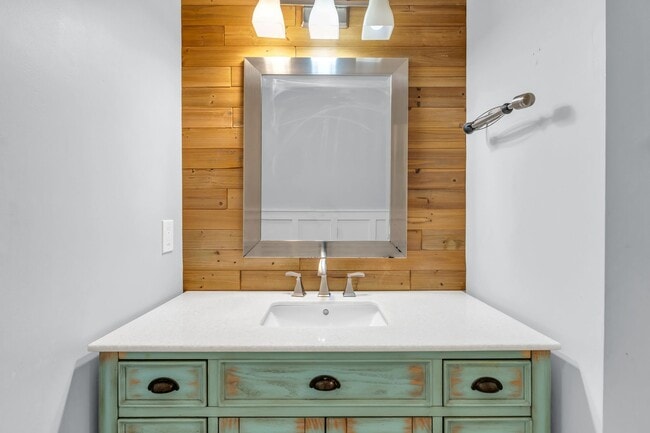 Building Photo - Beautiful Red Bank Home!