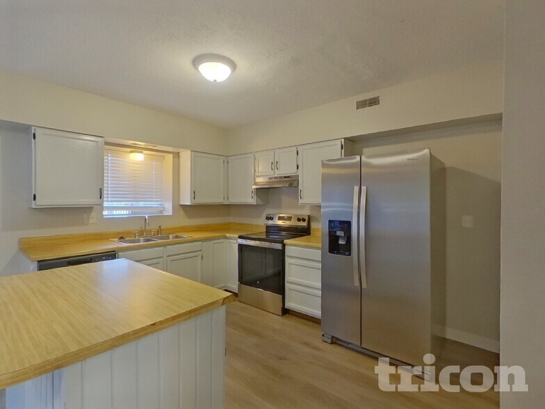 Building Photo - 2435 Shawnee Dr