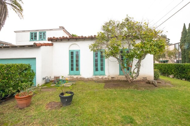 Building Photo - Windansea Spanish Charmer!