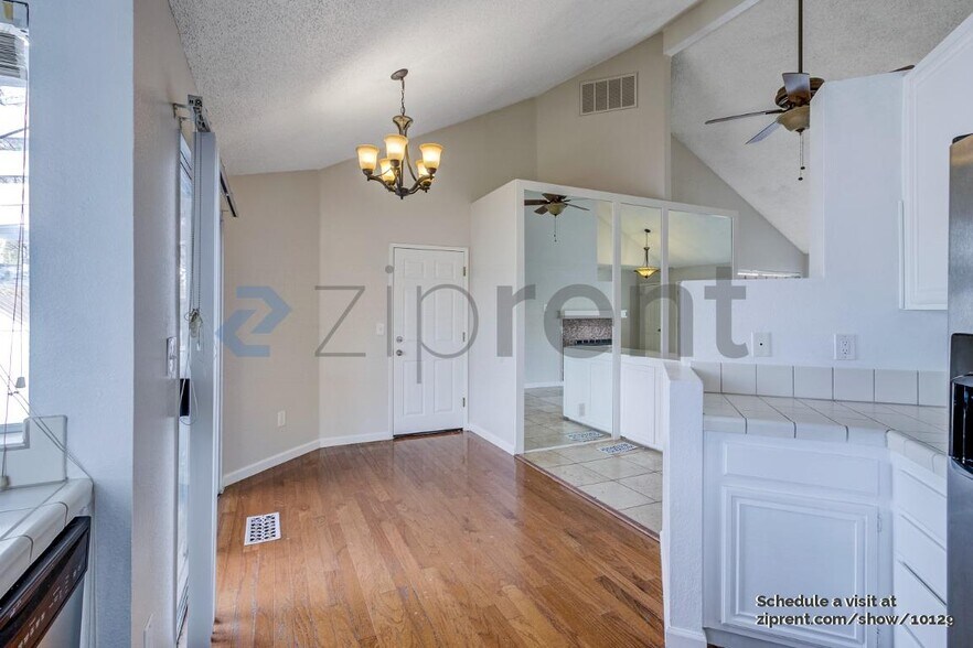Building Photo - Unit
