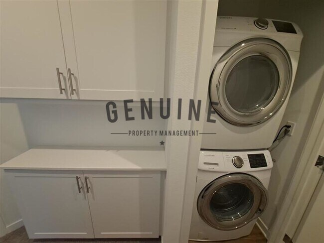 Building Photo - Modern Tri-Level 2Bd 2.5Ba Townhouse in Irvine!