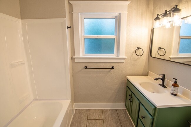 Building Photo - Newly-Remodeled 2 Bed, 1 Bath House