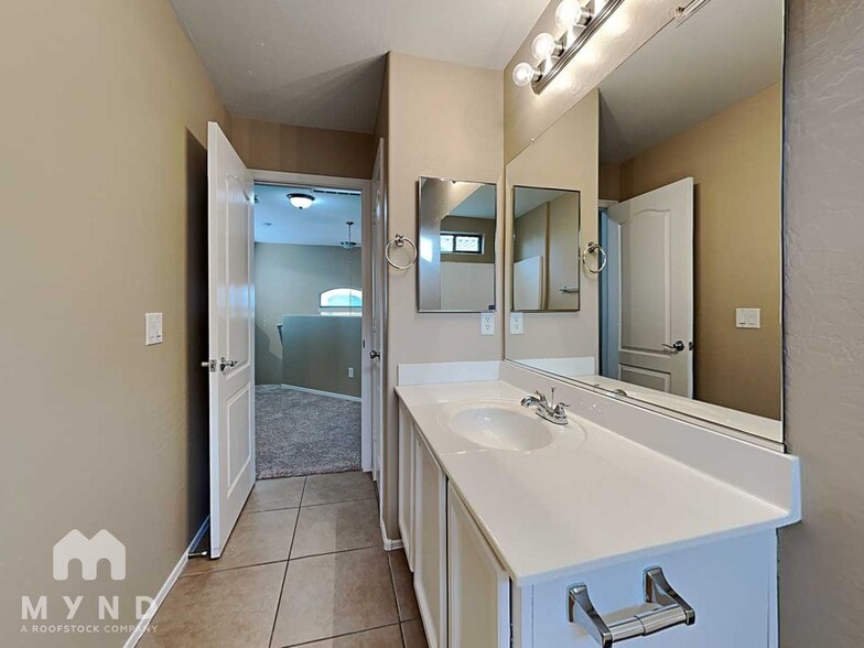 Building Photo - 9924 E Edgewood Ave