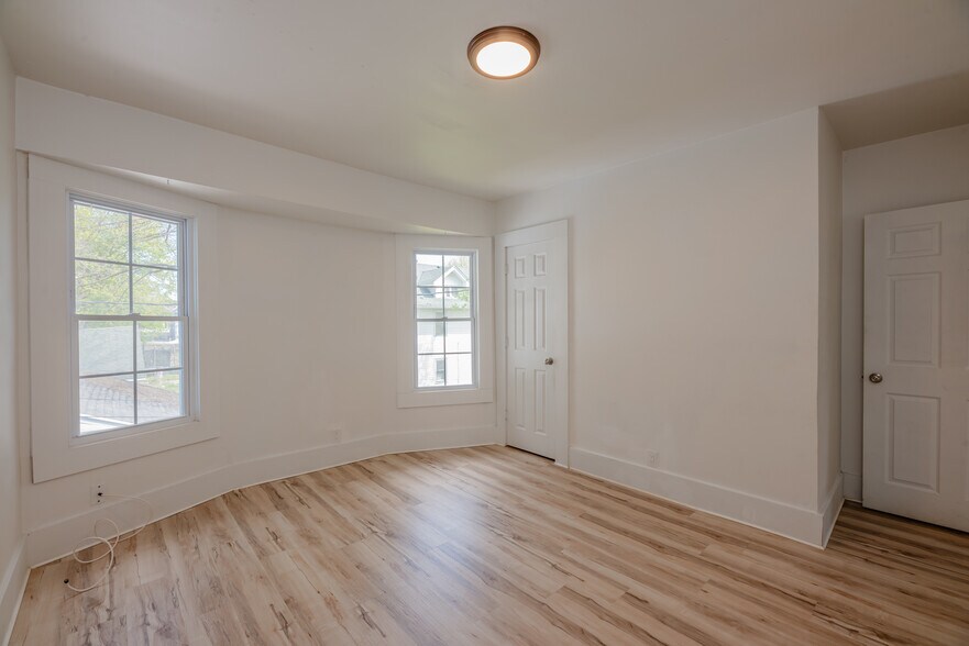Building Photo - 575 Woodbine Ave