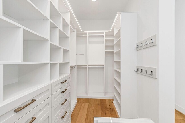 Building Photo - Stunning Custom Built Residence in the Exc...
