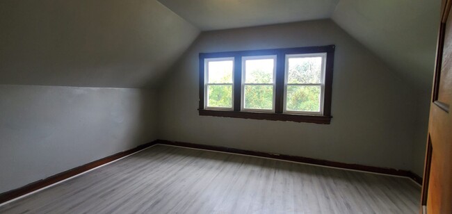 Building Photo - Huge 4-bedroom house
