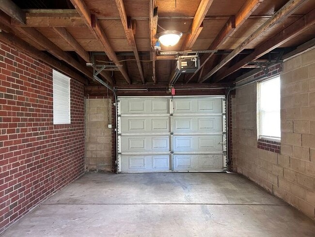 Building Photo - 4 Bedroom Single Family House