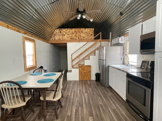 Building Photo - Cozy Fully Furnished 1-Bed 1-Bath Tiny Hom...