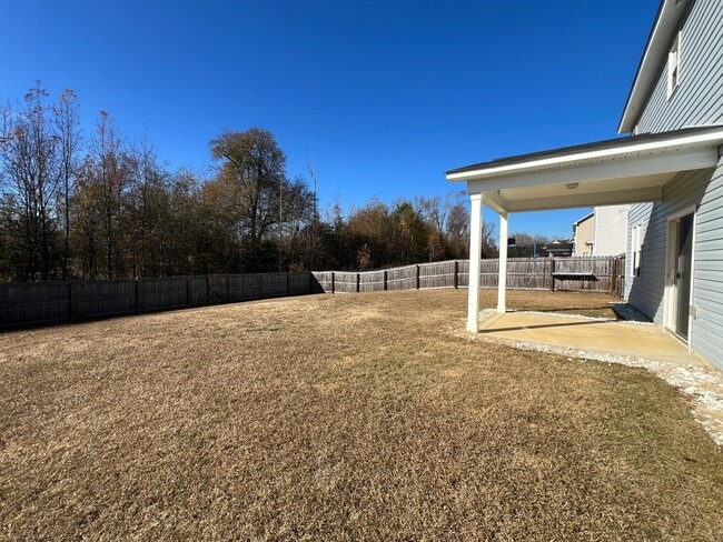 Building Photo - Beautiful 4 Bed 2.5 Bath Raeford Home with Fenced Yard