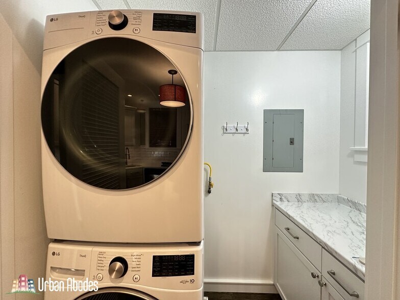 Building Photo - 1406 W Cornelia Ave