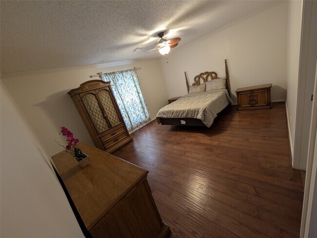 Building Photo - 11807 Highgrove Dr