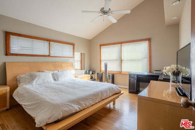 Building Photo - 19439 Oxnard St