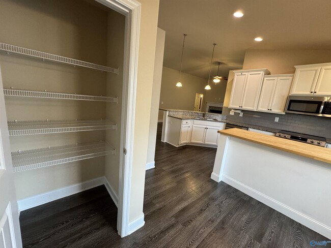 Building Photo - 2467 Bell Manor Dr SW